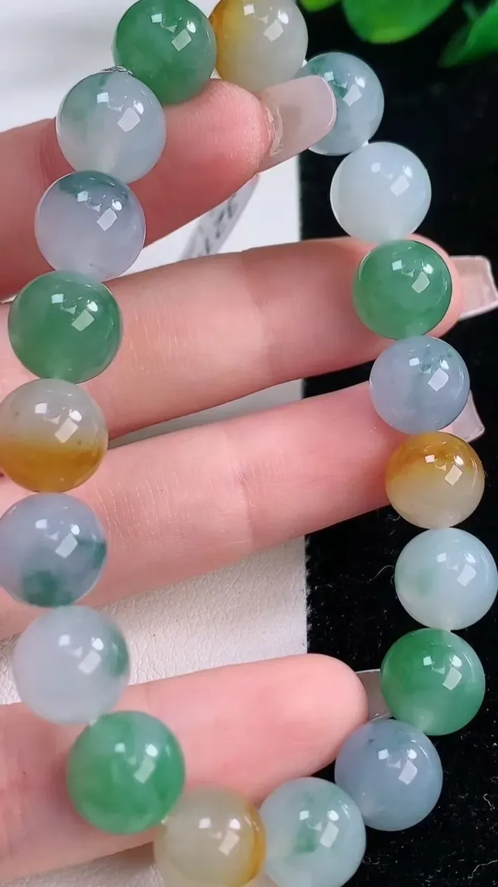 天然A货翡翠三彩圆珠手串，尺寸10-19颗，重量:32.50g12月7日
工厂直销收藏佳品,种好水足，色泽均匀，有种有色，上手高大气！