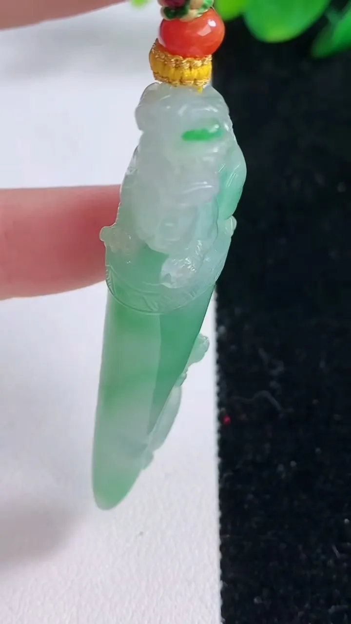 天然A货翡翠龙牙吊坠，尺寸62-18.6-11，重量:22.80g
12月7日