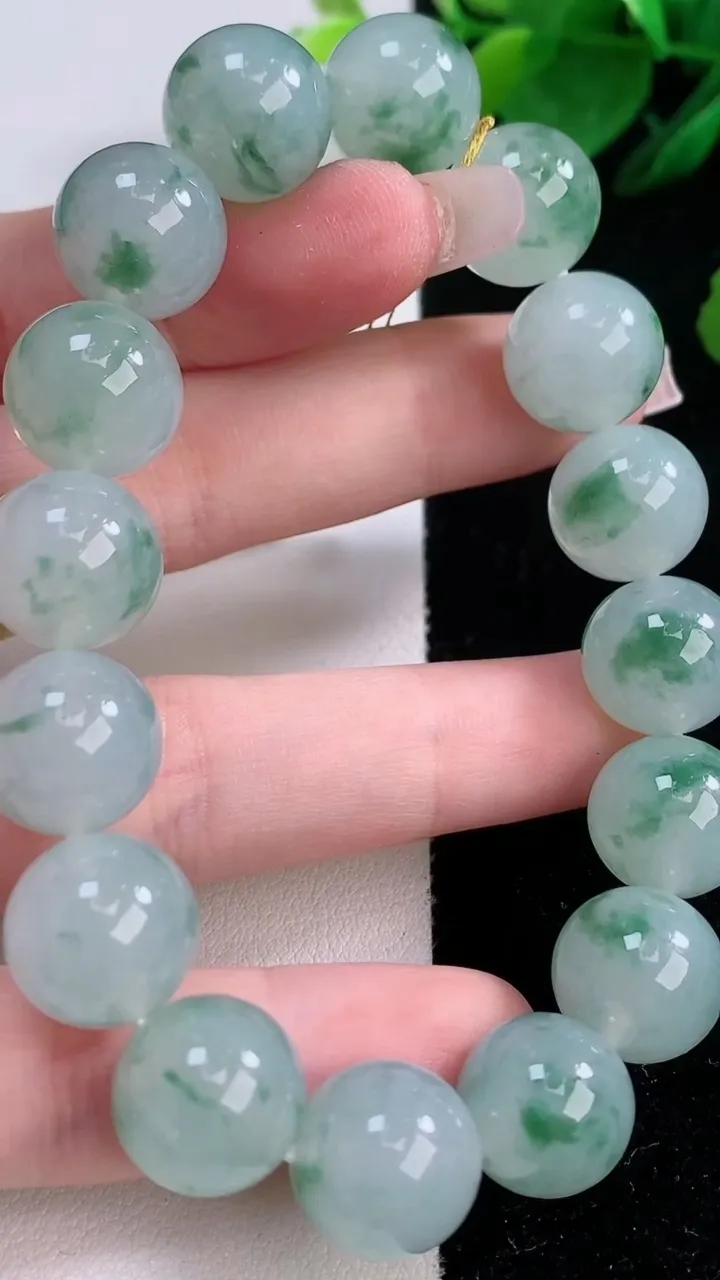 天然A货翡翠种飘花圆珠手串，尺寸12.6-16颗，重量:58.36g12月7日
工厂直销收藏佳品,种