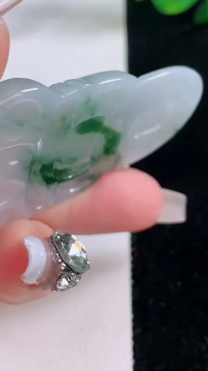 天然A货翡翠冰种飘花观音菩萨吊坠，尺寸59-35.9-5.7，重量:20.53g
12月7日