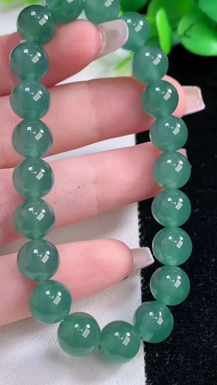 天然A货翡翠圆珠手串，尺寸8.8-21颗，重:24.25g12月7日
工厂直销收藏佳品,种好水足，色泽均匀，有种有色，上手高大气！
