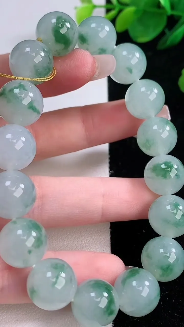 天然A货翡翠种飘花圆珠手串，尺寸12.6-16颗，重量:58.36g12月7日
工厂直销收藏佳品,种好水足，色泽均匀，有种有色，上手高大气！