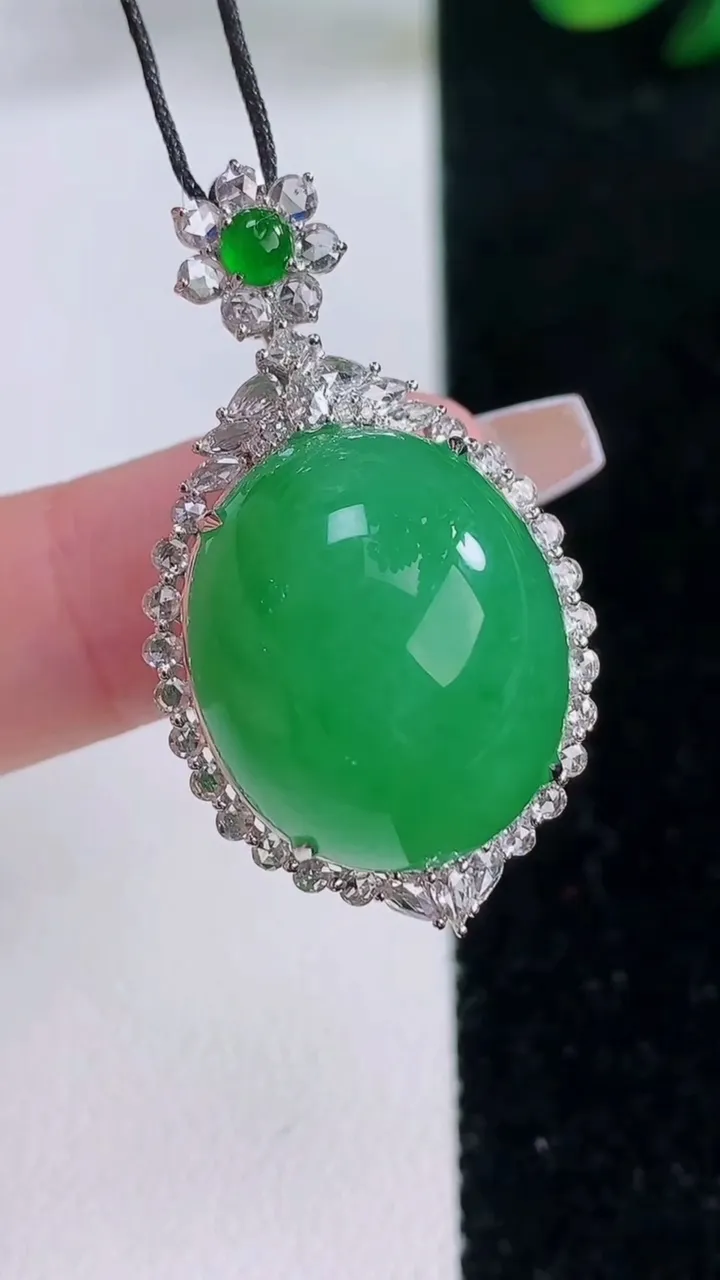 天然A货翡翠蛋面吊坠，尺寸37-20.6-14.3，裸石19.7-16.6重量:9.07g
12月7日