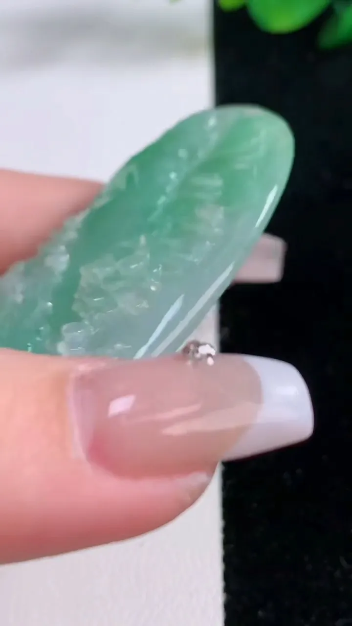 天然A货翡翠山水牌吊坠，尺寸67-68-12，重量:46.49g
12月7日