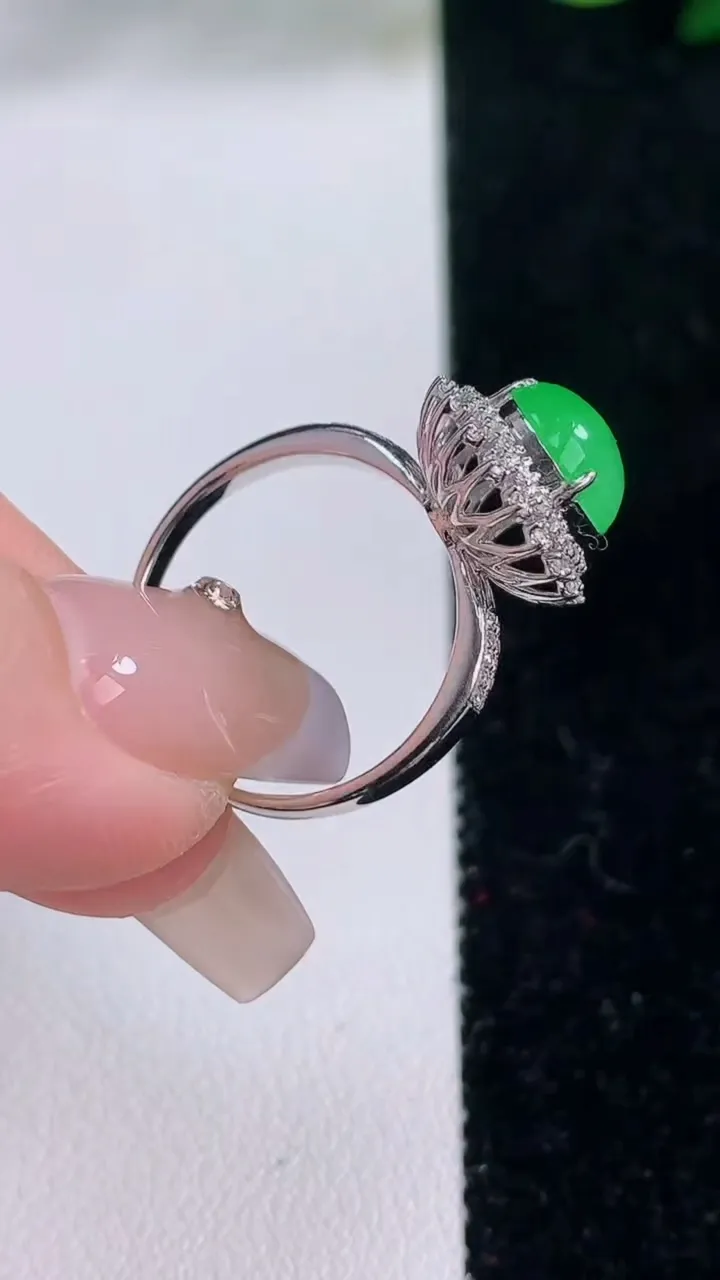 天然A货翡翠蛋面戒指，尺寸17.7-8.7-5.6-5，重量:1.94g2025年12月7日
工厂直销收藏佳品,种好水足，色泽均匀，有种有色，上手高大气！