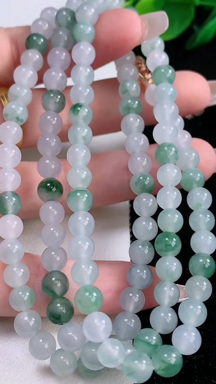 天然A货翡翠冰种飘花圆珠项链，尺寸6-108颗，重量:43.96g
12月7日