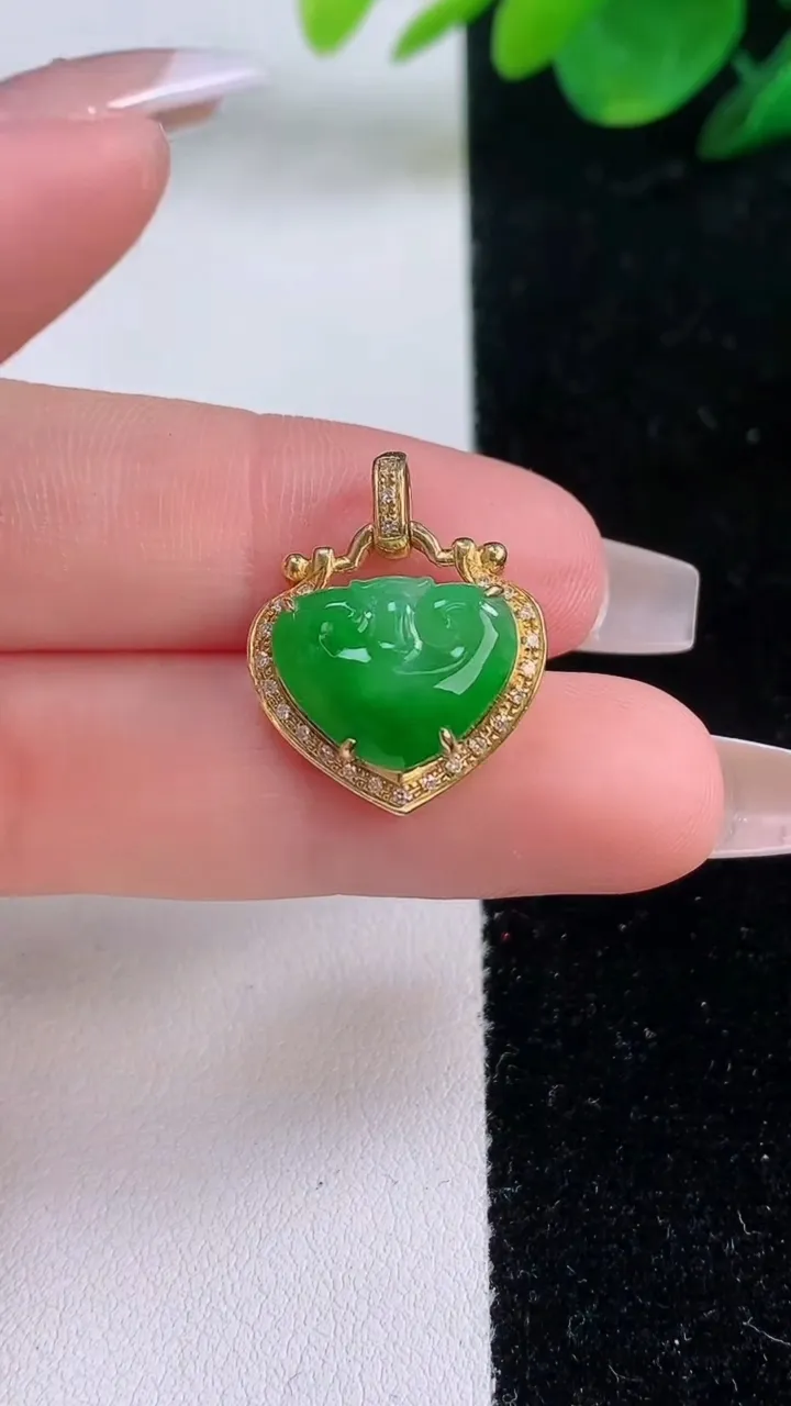 天然A货翡翠如意头吊坠，尺寸20.5-17.2-6.8，裸石10.7-13.3重量:2.36g
12