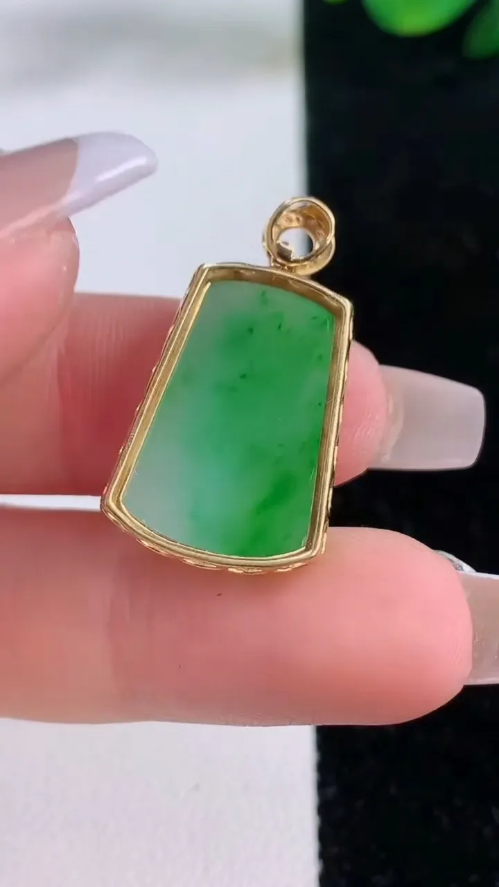 天然A货翡翠无事牌吊坠，尺寸26.6-15.5-3.9，裸石19-14重量:2.53g
12月7日