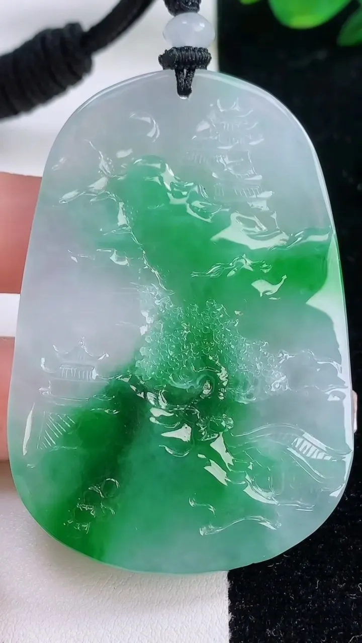 天然A货翡翠山水牌吊坠，尺寸62.6-42.6-5.7，重量:37.95g
12月7日