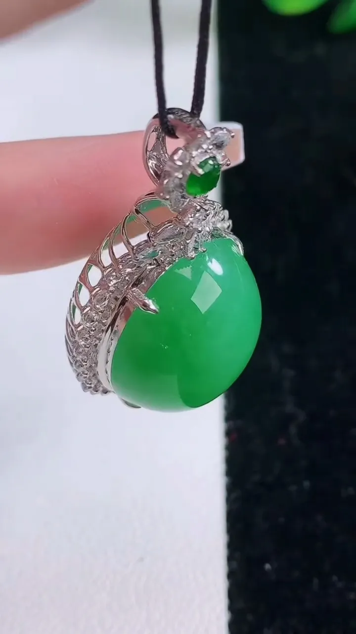 天然A货翡翠蛋面吊坠，尺寸37-20.6-14.3，裸石19.7-16.6重量:9.07g
12月7日