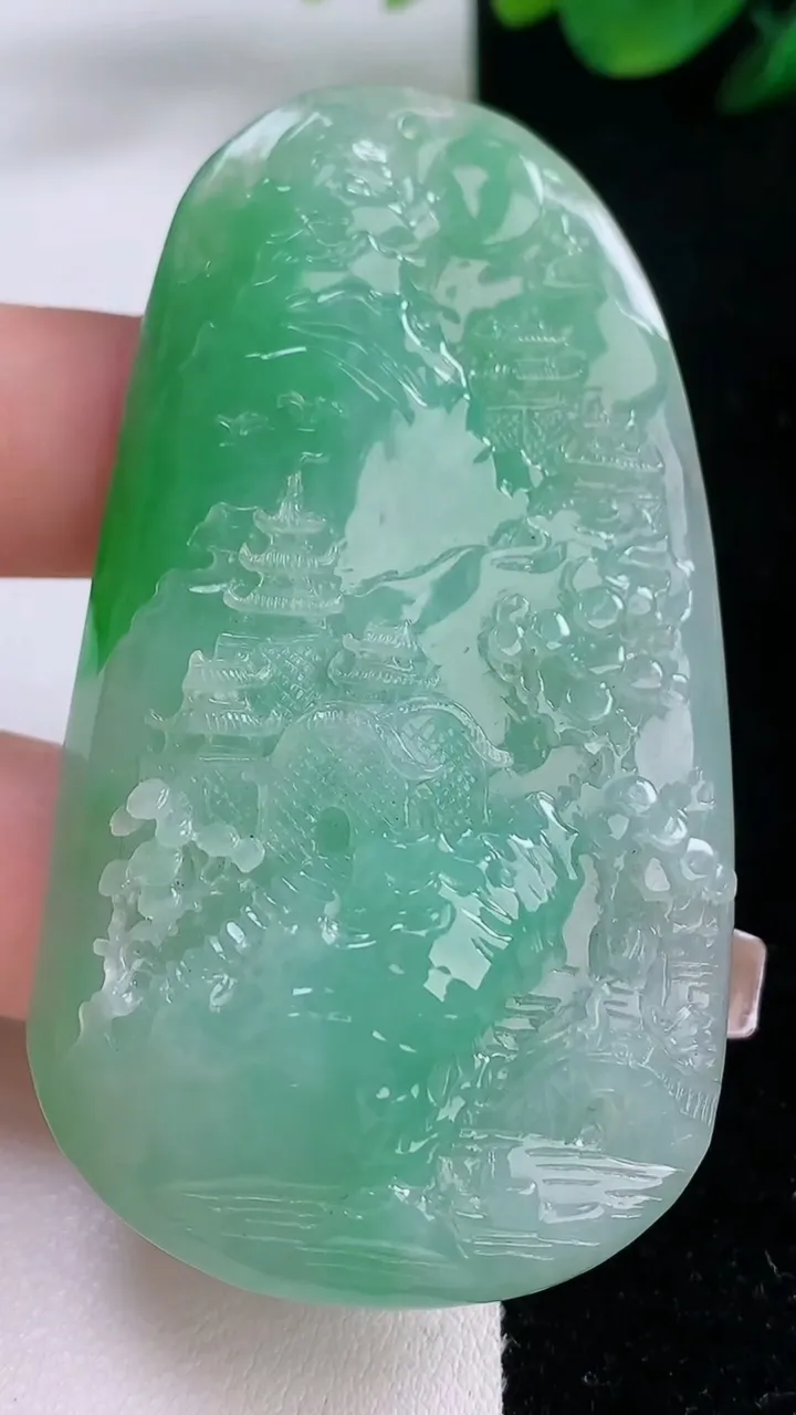 天然A货翡翠山水牌吊坠，尺寸67-68-12，重量:46.49g
12月7日