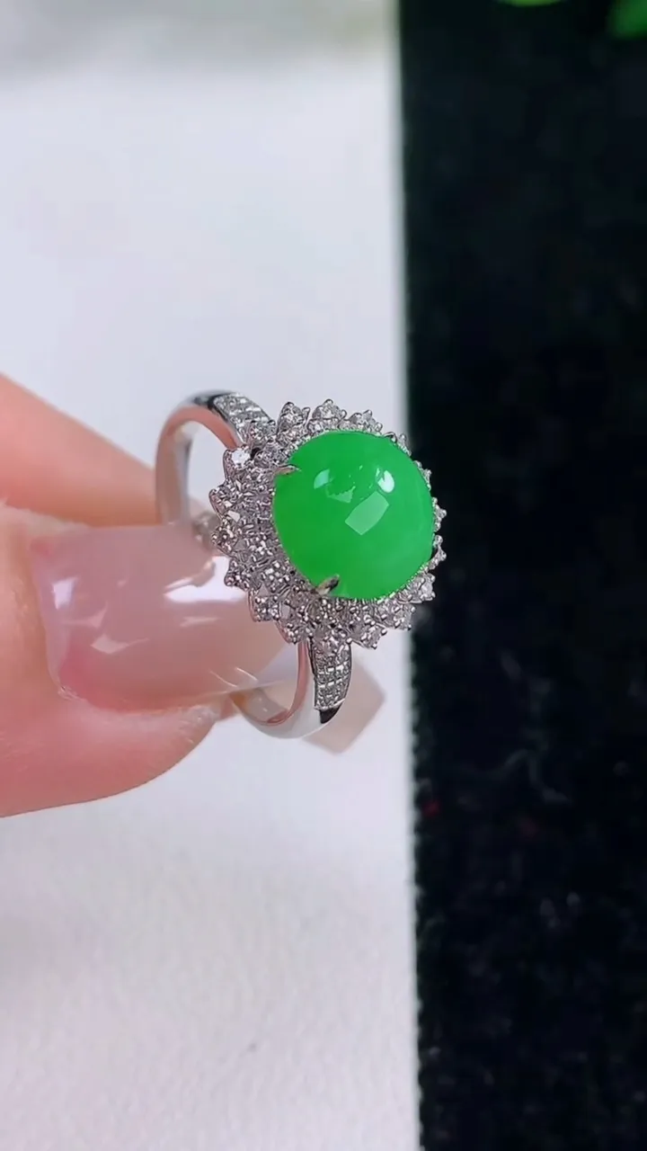天然A货翡翠蛋面戒指，尺寸17.7-8.7-5.6-5，重量:1.94g2025年12月7日
工厂直销收藏佳品,种好水足，色泽均匀，有种有色，上手高大气！