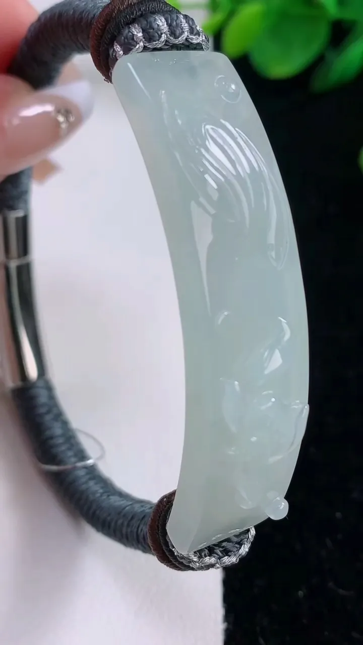 天然A货翡翠和和美美 荷花手牌，尺寸52.7-15.7-6.5，重量:53.19g
12月7日