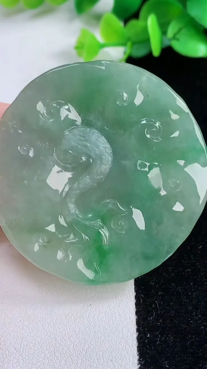 天然A货翡翠龙牌吊坠，尺寸52.2-10.5，重:43.45g
12月7日