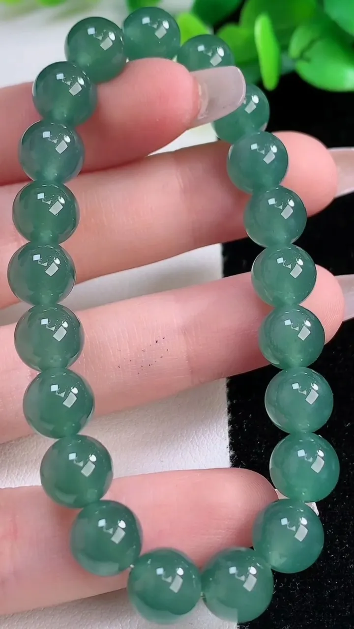 天然A货翡翠圆珠手串，尺寸8.8-21颗，重:24.25g12月7日
工厂直销收藏佳品,种好水足，色泽均匀，有种有色，上手高大气！