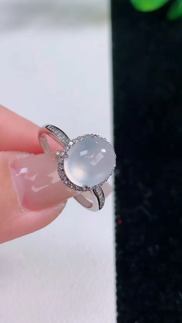 天然A货翡翠种白冰蛋面戒指，尺寸17.8-9-7.5-8.3，重量:1.98g2025年12月7日
工厂直销收藏佳品,种好水足，色泽均匀，有种有色，上手高大气！