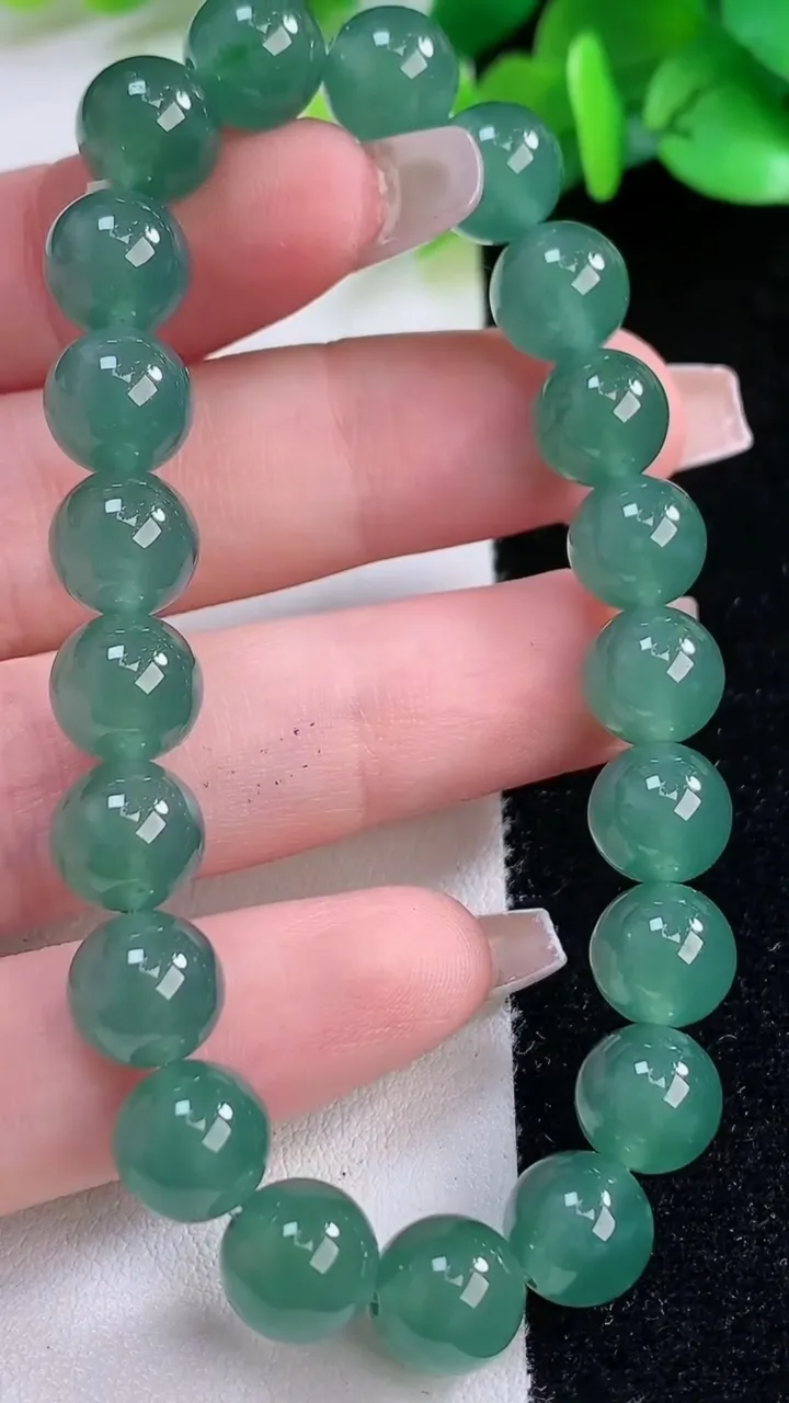 天然A货翡翠圆珠手串，尺寸8.8-21颗，重:24.25g12月7日
工厂直销收藏佳品,种好水足，色泽均匀，有种有色，上手高大气！