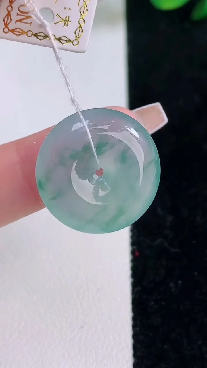 天然A货翡翠种飘花平安扣吊坠，尺寸21-5，重量:5.40g
12月7日