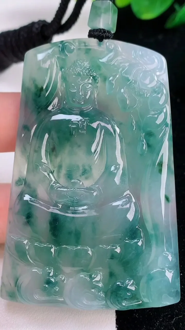 天然A货翡翠种飘花大日如来吊坠，尺寸67.5-43.8-5.6，重量:48.52g
12月7日