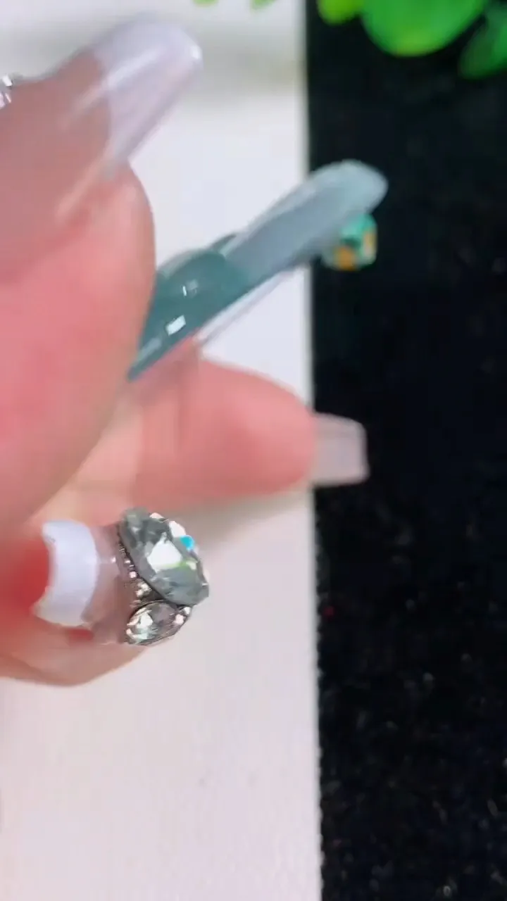 天然A货翡翠冰种飘花虚空藏菩萨吊坠，尺寸63-41.3-5.3，重量:30.00g
12月7日