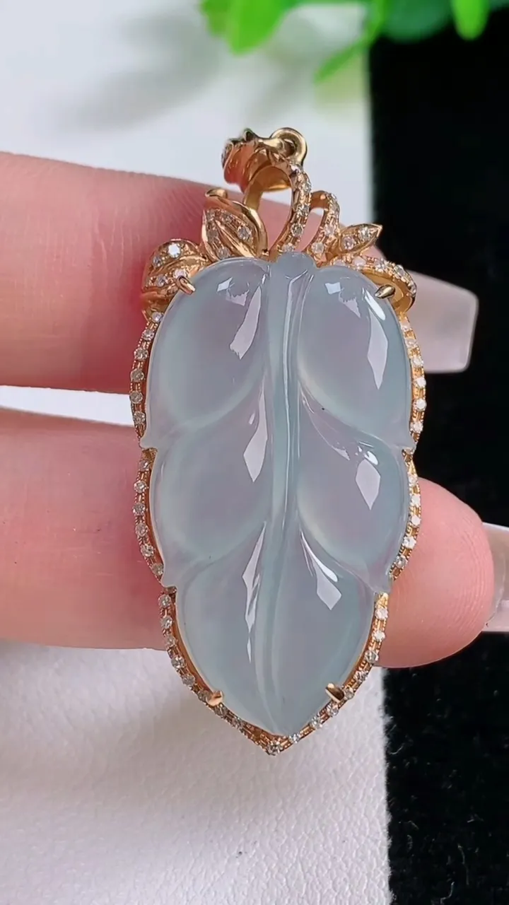 天然A货翡翠种白冰金枝玉叶 叶子吊坠，尺寸41-19-8.5，重:7.68g
12月7日