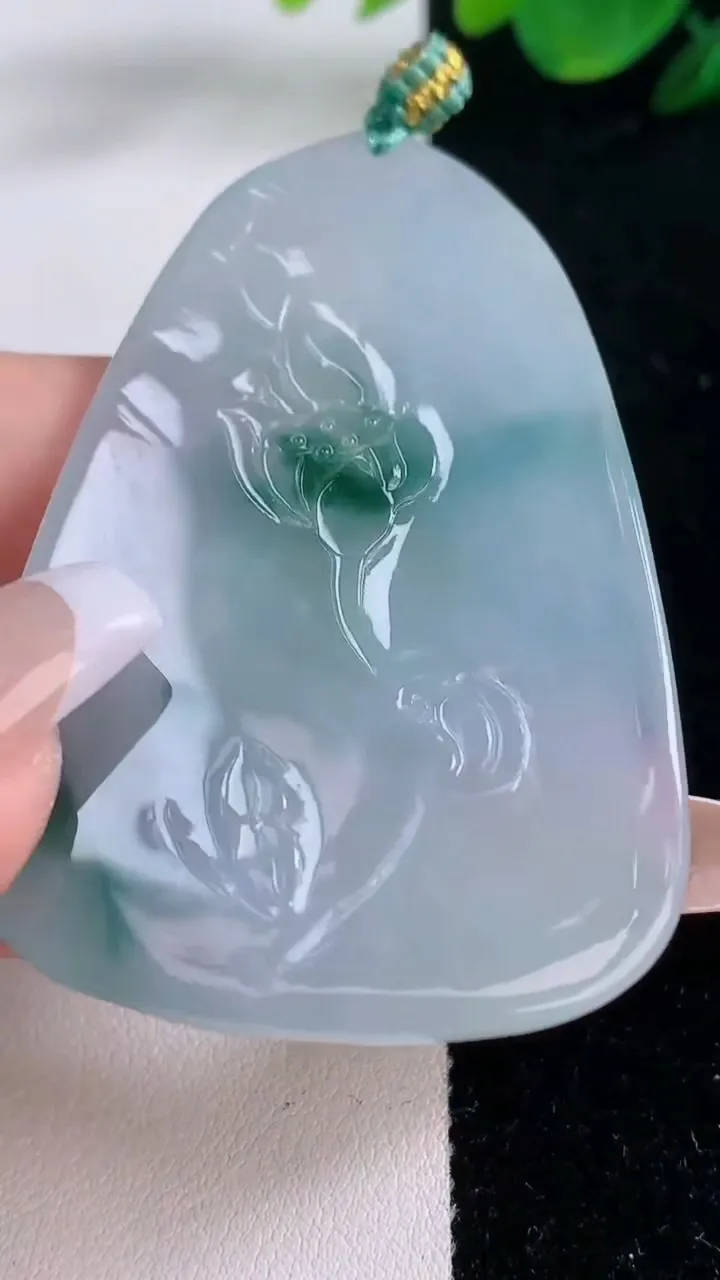 天然A货翡翠冰种飘花虚空藏菩萨吊坠，尺寸63-41.3-5.3，重量:30.00g
12月7日