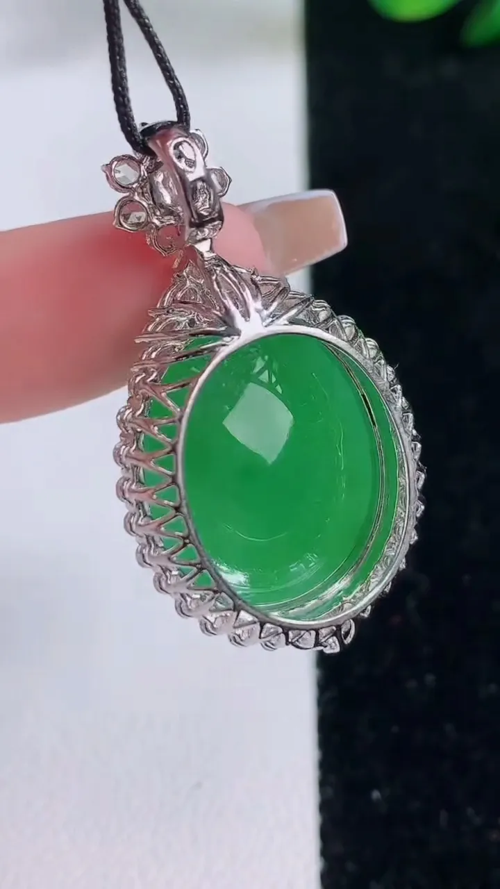 天然A货翡翠蛋面吊坠，尺寸37-20.6-14.3，裸石19.7-16.6重量:9.07g
12月7日