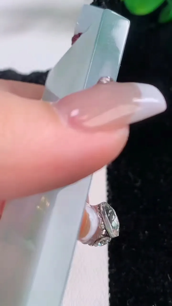 天然A货翡翠无事牌吊坠，尺寸64-40.3-6.2，重量:57.18g
12月7日