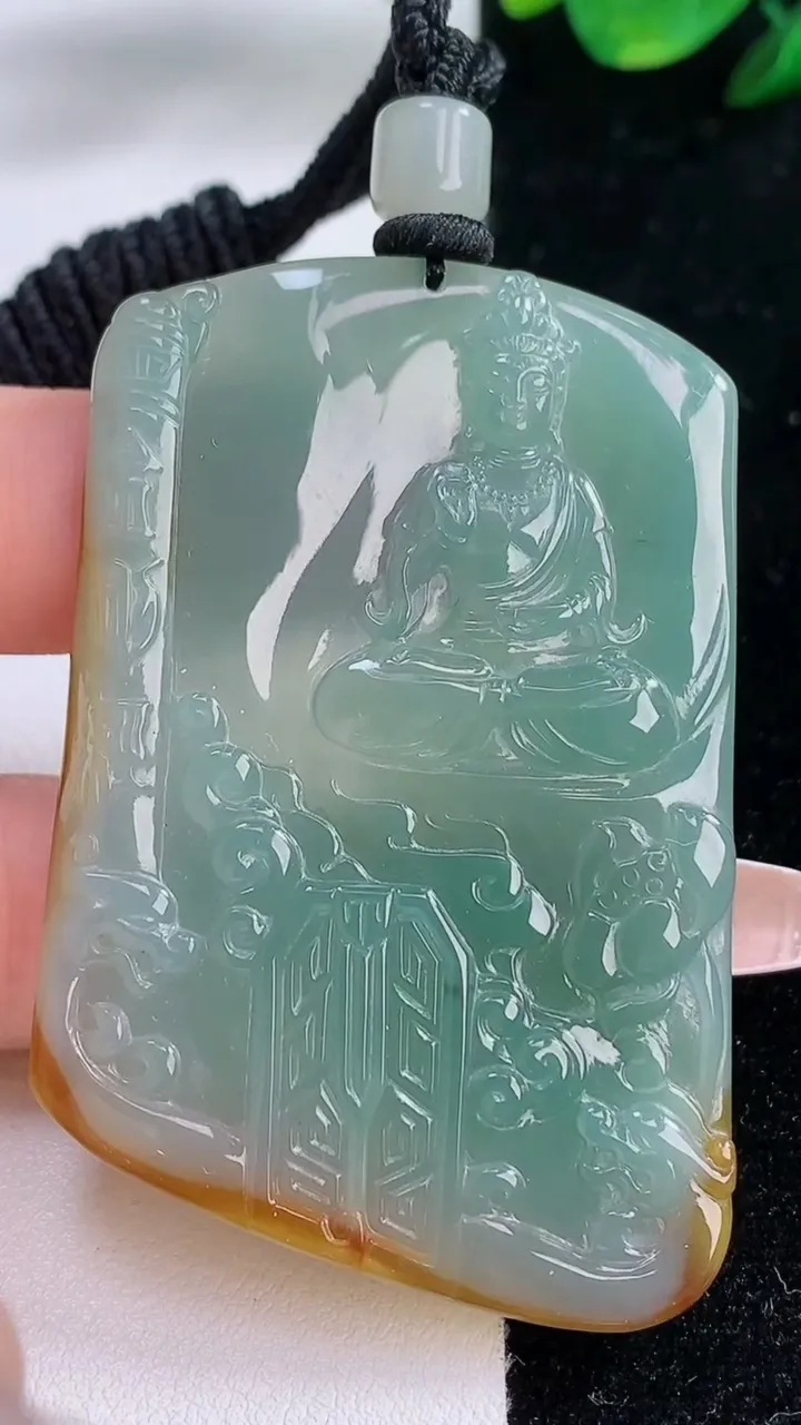 天然A货翡翠双彩观音菩萨吊坠，尺寸60.3-39.3-4.4，重量:35.32g
12月7日