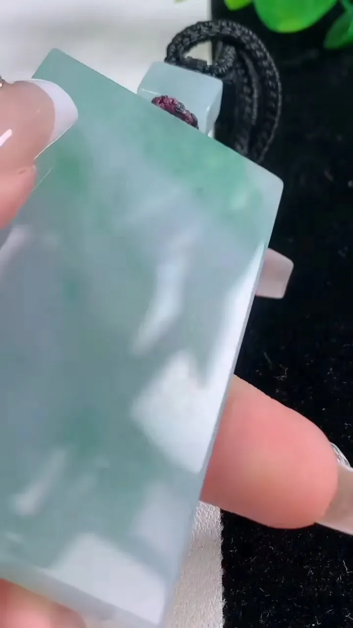 天然A货翡翠无事牌吊坠，尺寸64-40.3-6.2，重量:57.18g
12月7日