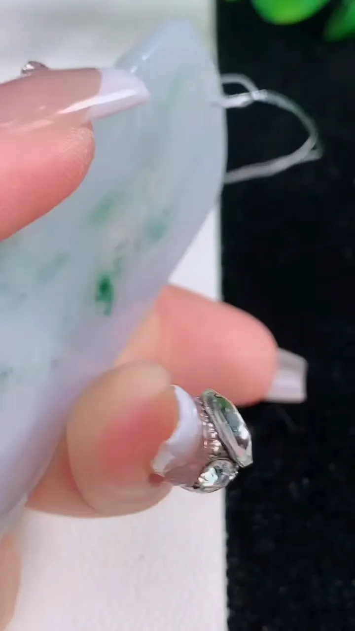 天然A货翡翠种飘花普贤菩萨吊坠，尺寸67.5-30.3-5，重量:27.29g
12月7日