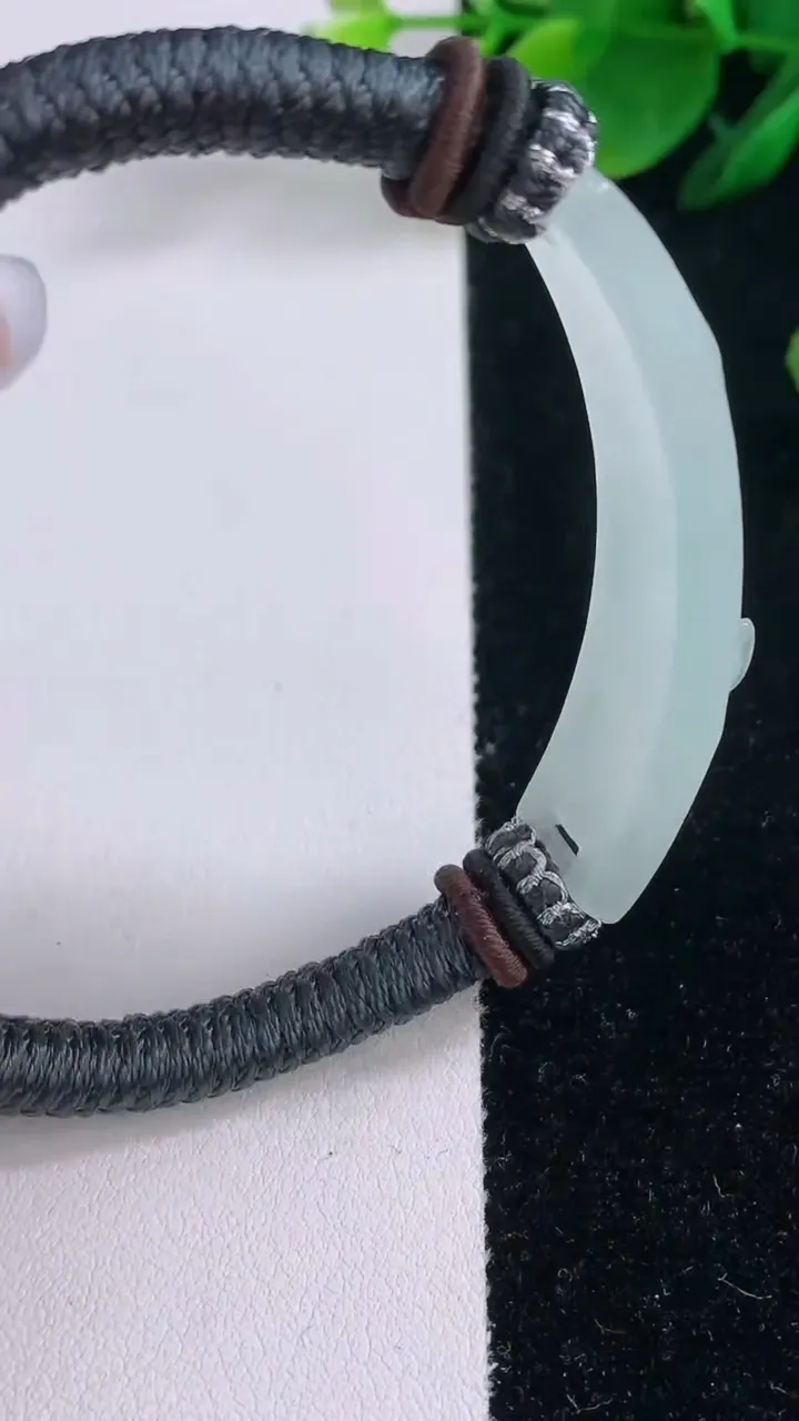 天然A货翡翠和和美美 荷花手牌，尺寸52.7-15.7-6.5，重量:53.19g
12月7日