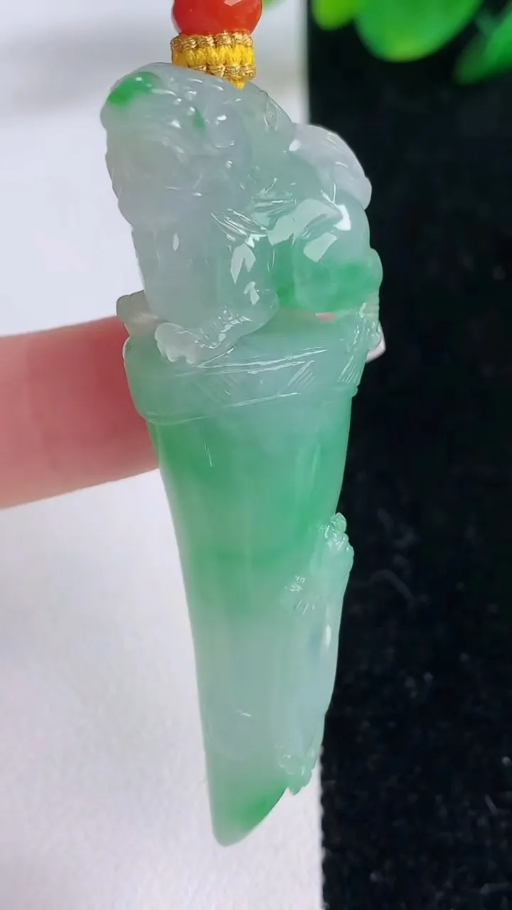 天然A货翡翠龙牙吊坠，尺寸62-18.6-11，重量:22.80g
12月7日