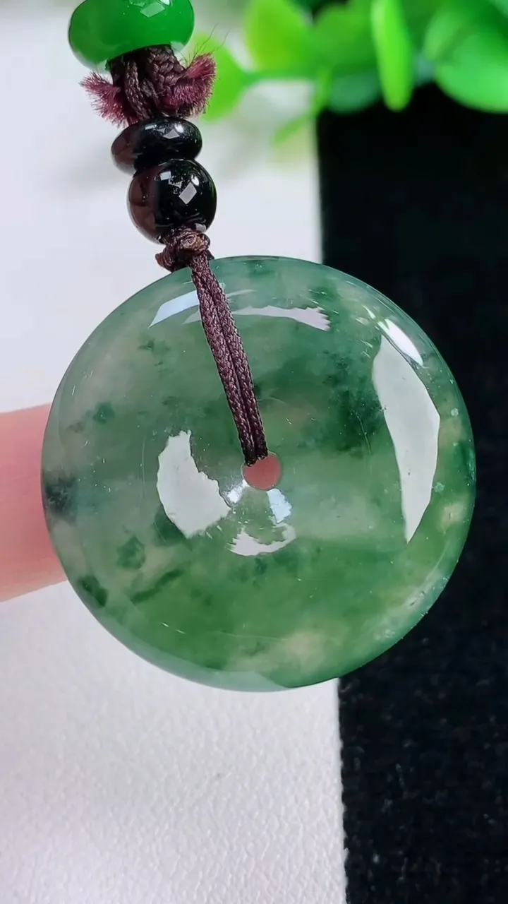 天然A货翡翠冰种飘花平安扣吊坠，尺寸31-6.6，重:12.66g
12月7日