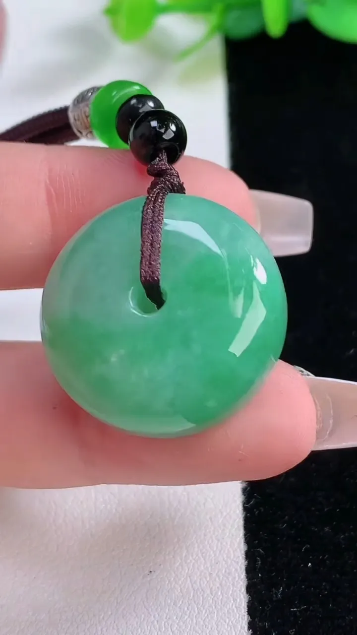 天然A货翡翠平安扣吊坠，尺寸24.6-11.3，重:15.88g
12月7日