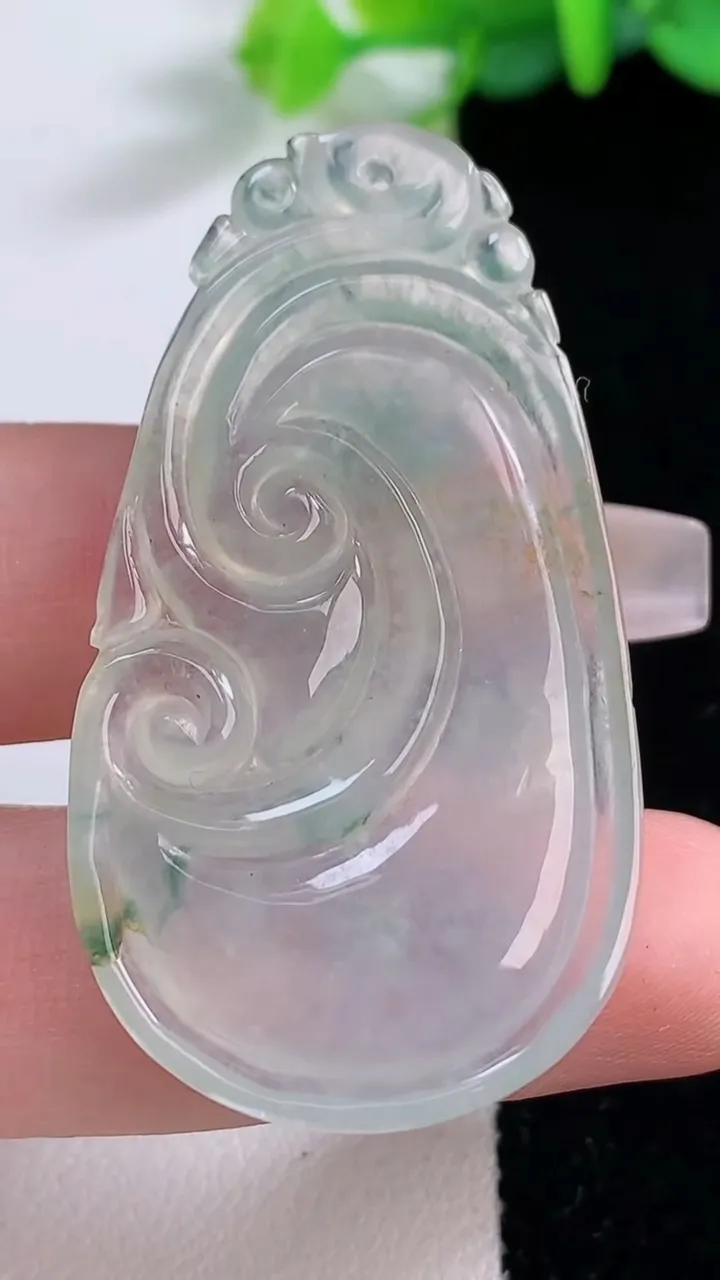 天然A货翡翠冰种飘花如意吊坠，尺寸48-26-5.5，重:10.77g
12月7日