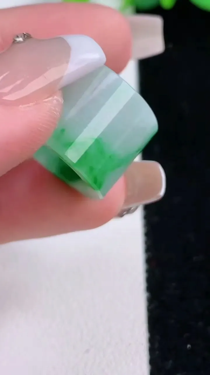 天然A货翡翠路路通吊坠，尺寸18.5-13.8-2.7，重:5.75g
12月7日