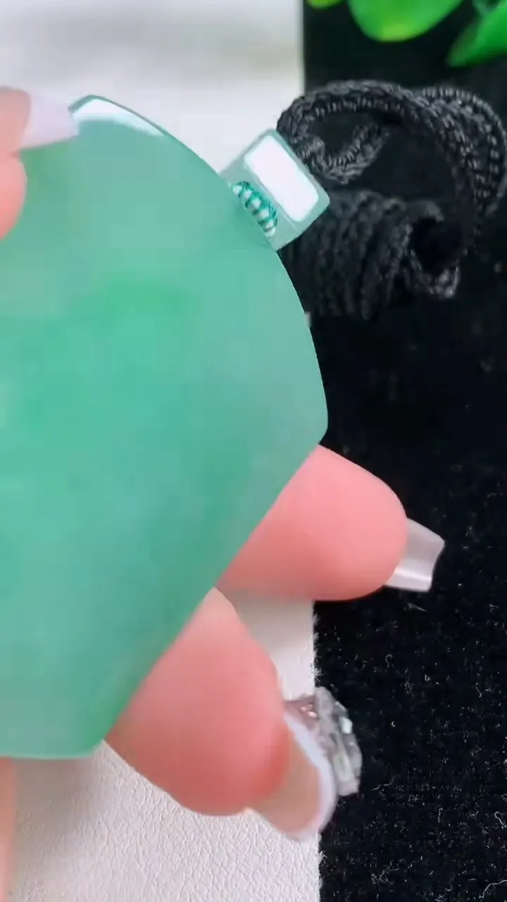 天然A货翡翠无事牌吊坠，尺寸53.2-38.7-5.7，重量:40.65g
12月7日