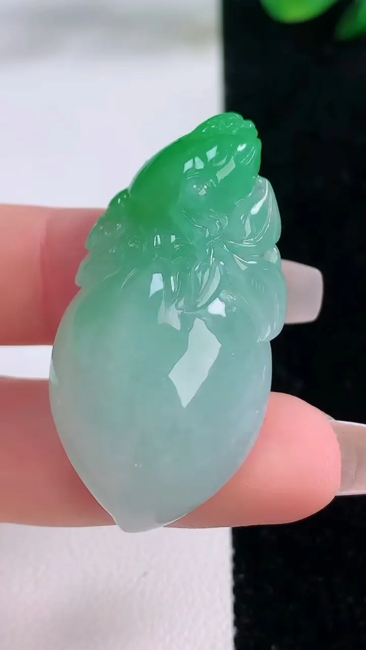 天然A货翡翠寿桃吊坠，尺寸42.8-21-12.4，重量:17.90g
12月7日