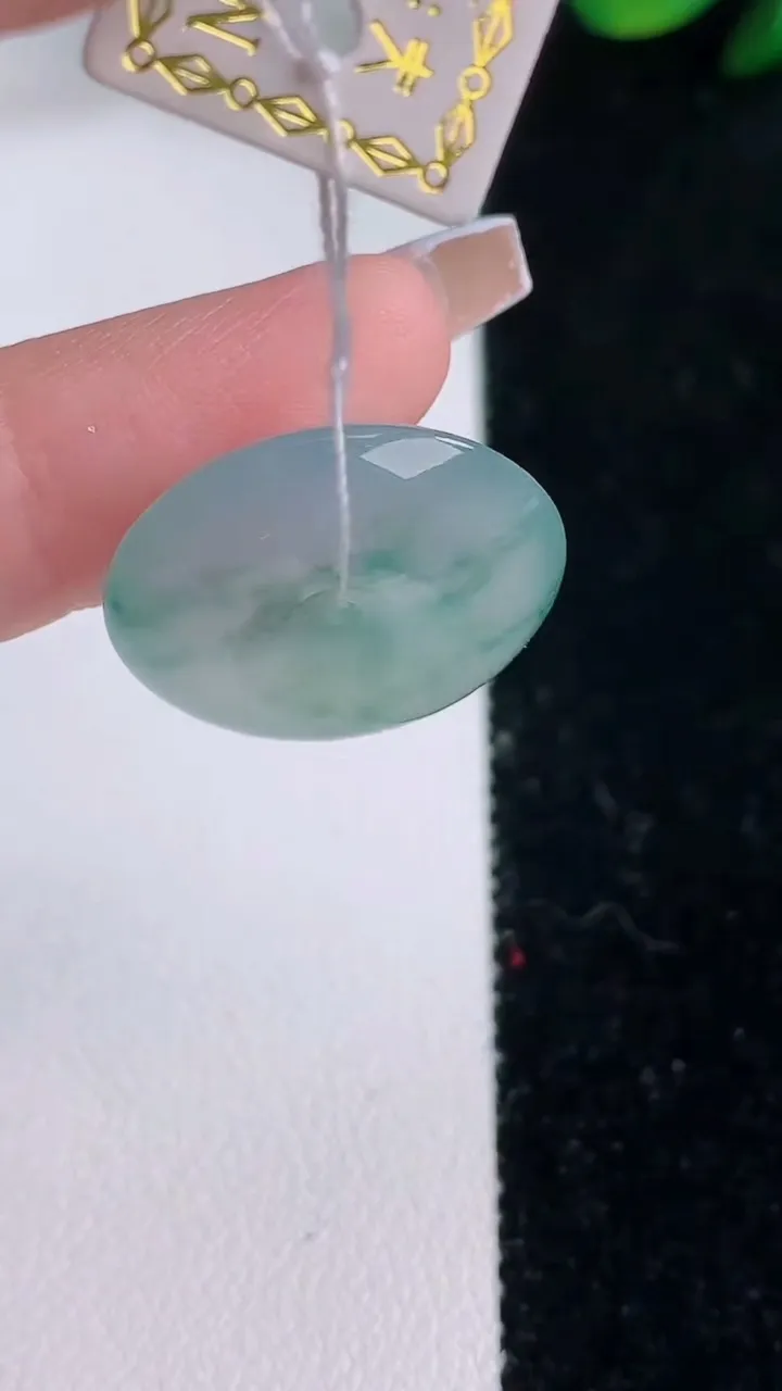 天然A货翡翠种飘花平安扣吊坠，尺寸21-5，重量:5.40g
12月7日