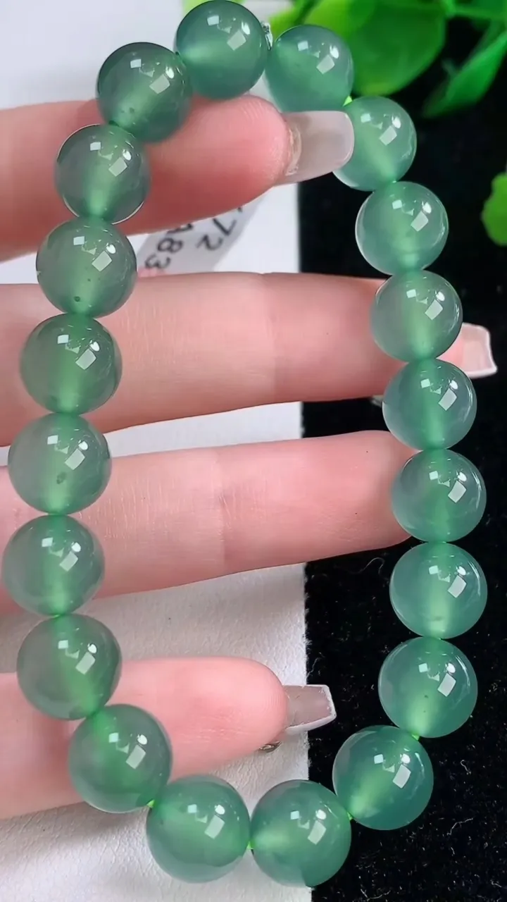 天然A货翡翠种蓝水圆珠手串，尺寸9.8-20颗，重量:33.32g12月7日
工厂直销收藏佳品,种好水足，色泽均匀，有种有色，上手高大气！