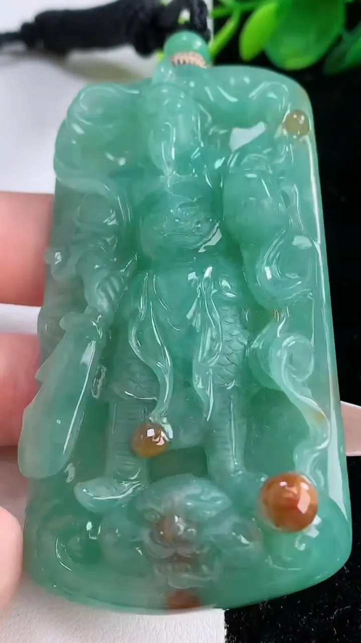 天然A货翡翠双彩关公吊坠，尺寸77-41.6-10.8，重量:75.46g
12月7日