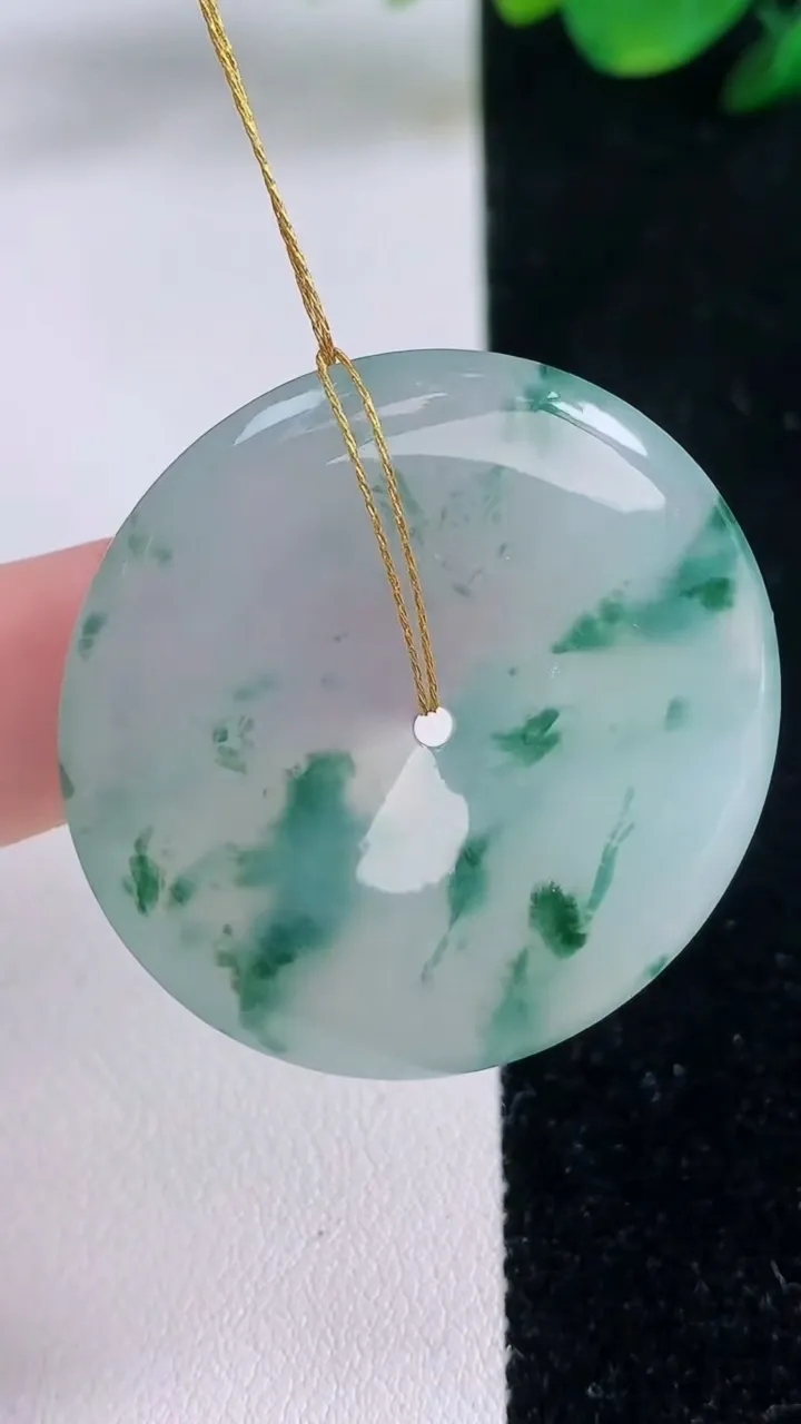 天然A货翡翠冰种飘花平安扣吊坠，尺寸36.8-5.6，重量:16.19g
12月7日