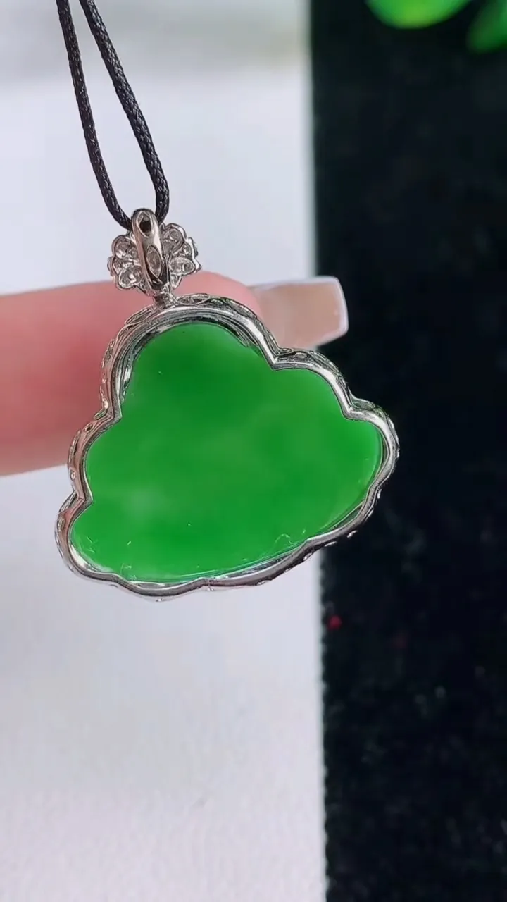 天然A货翡翠佛公吊坠，尺寸25.6-23.3-6，裸石17-21.8重量:2.70g
12月7日