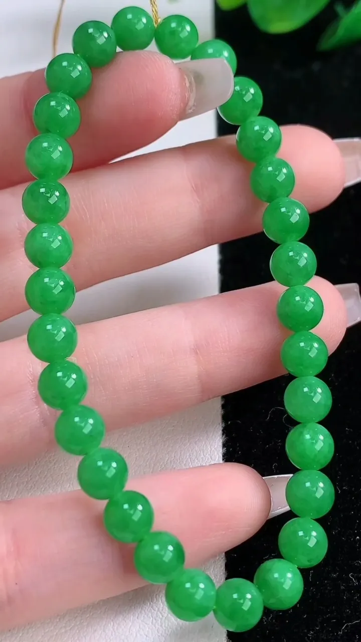 天然A货翡翠圆珠手串，尺寸6-30颗，重量:12.33g12月7日
工厂直销收藏佳品,种好水足，色泽均匀，有种有色，上手高大气！