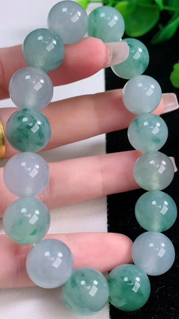 天然A货翡翠种飘花圆珠手串，尺寸12.8-16颗，重量:59.10g12月7日
工厂直销收藏佳品,种好水足，色泽均匀，有种有色，上手高大气！