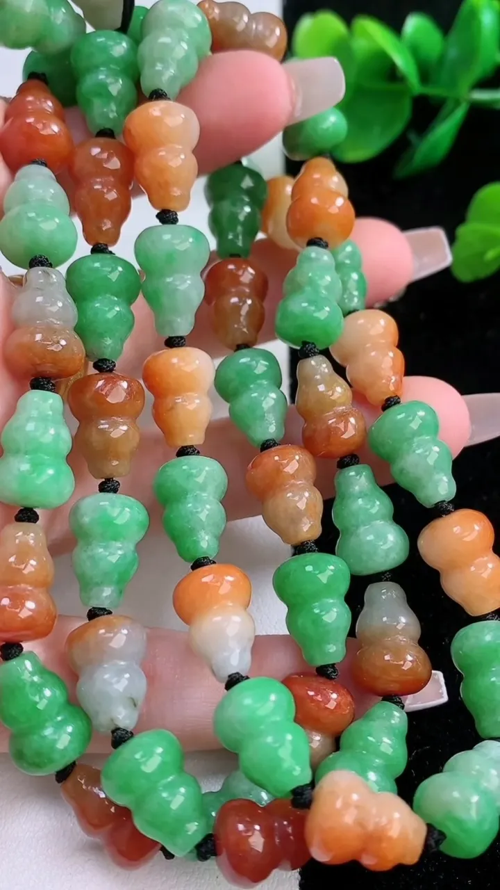 天然A货翡翠双彩葫芦项链，尺寸15.2-11-53颗，重量:93.81g12月7日
工厂直销收藏佳品,种好水足，色泽均匀，有种有色，上手高大气！