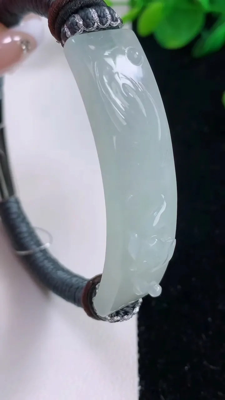 天然A货翡翠和和美美 荷花手牌，尺寸52.7-15.7-6.5，重量:53.19g
12月7日