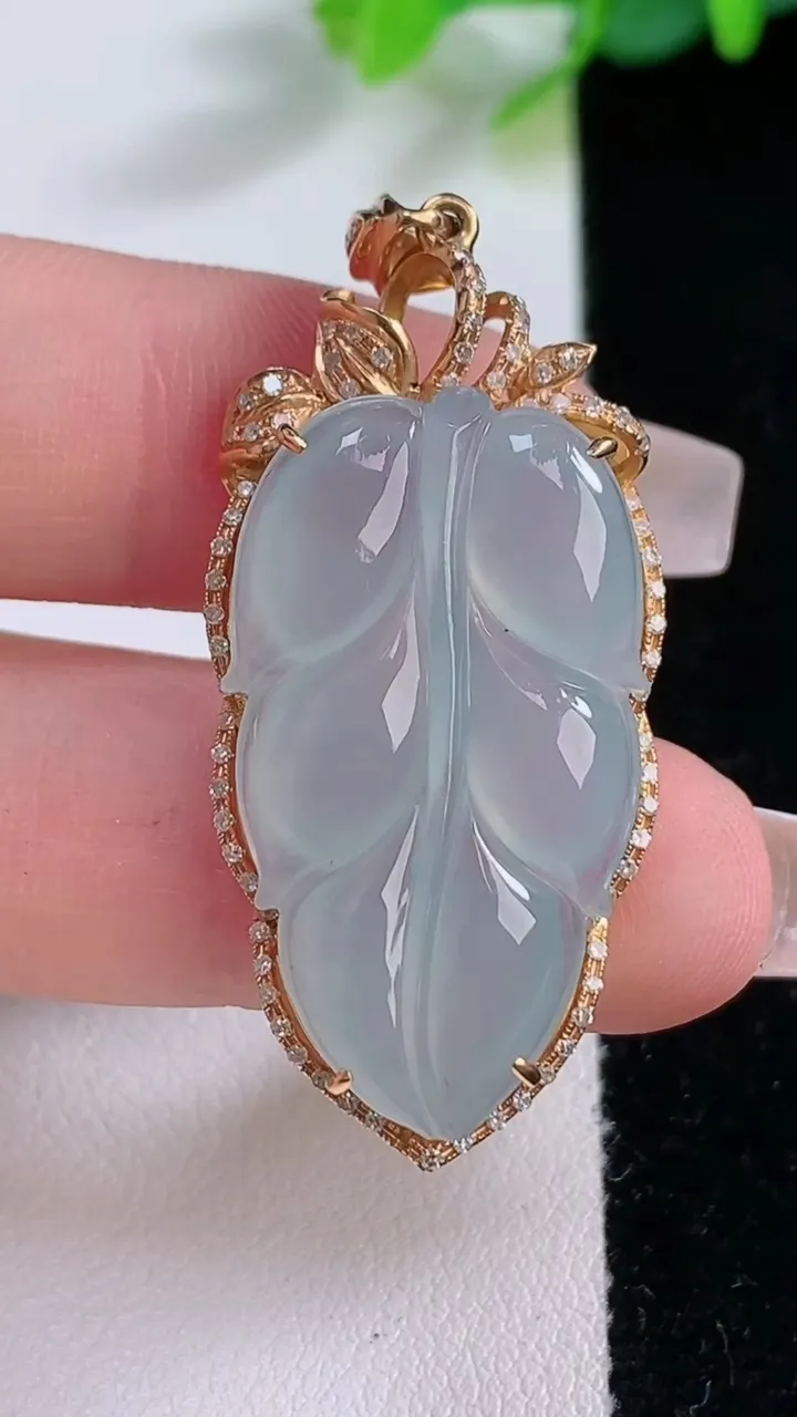 天然A货翡翠种白冰金枝玉叶 叶子吊坠，尺寸41-19-8.5，重:7.68g
12月7日