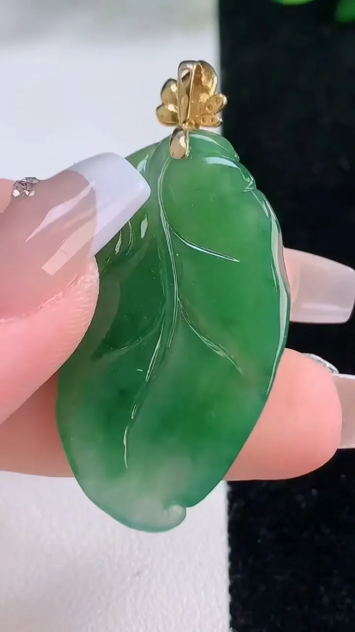 天然A货翡翠金枝玉叶 叶子吊坠，尺寸36.5-21.4-4.4，重量:7.99g
12月7日